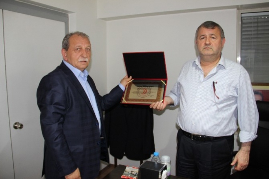 Zonguldak Ereğli'de Verem Savaş Derneği, İş Adamı Yazıcıoğlu'na Plaket Takdim Etti