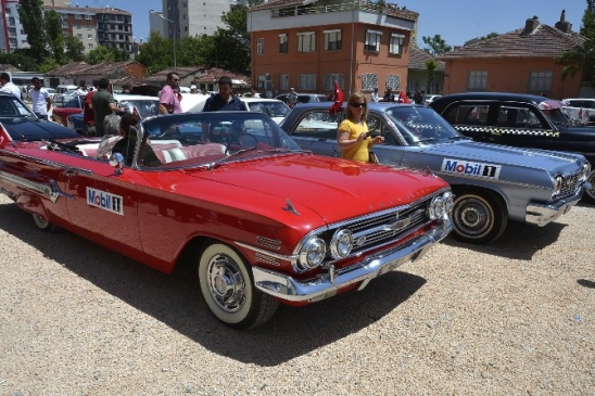 Eskişehir Tepebaşı'nda Klasik Araçlarla Renkli Bir Festival Düzenlendi