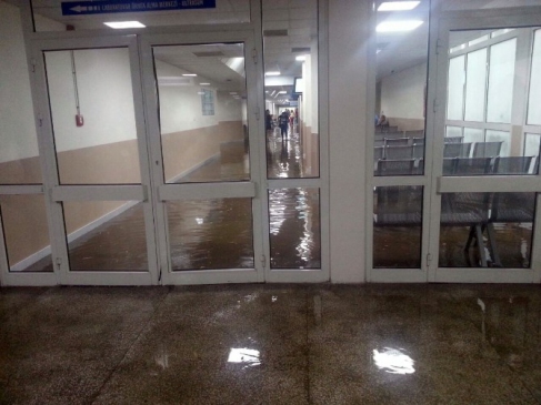 İzmir'de Ege Üniversitesi Acil Servisi Girişinde Su Baskını Yaşandı