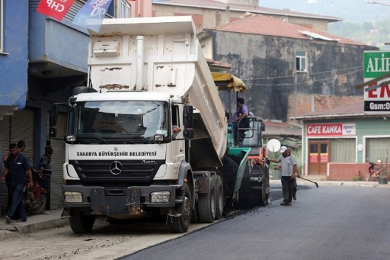 Geyve Alifuatpaşa Mahallesi'nde Asfalt Çalışmaları Hızla İlerliyor