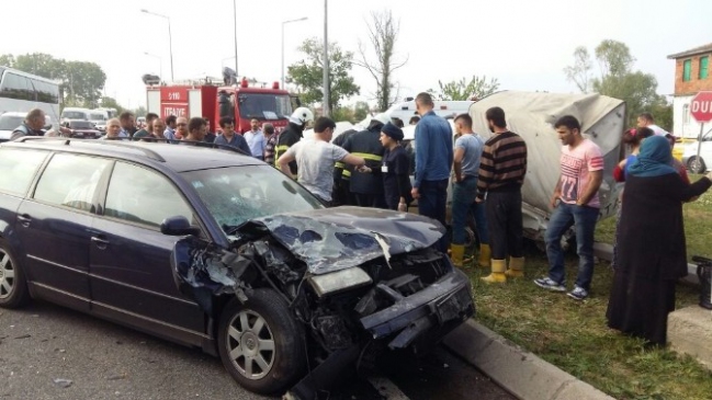Ordu Ünye'de Otomobil ve Kamyonet Çarpışması Sonucu 4 Yaralı