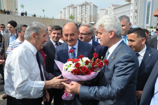 İnegöl'de Sağlık Bakanı Müezzinoğlu, TOKİ konutları ve diğer sosyal tesislerin açılışını gerçekleştirdi.