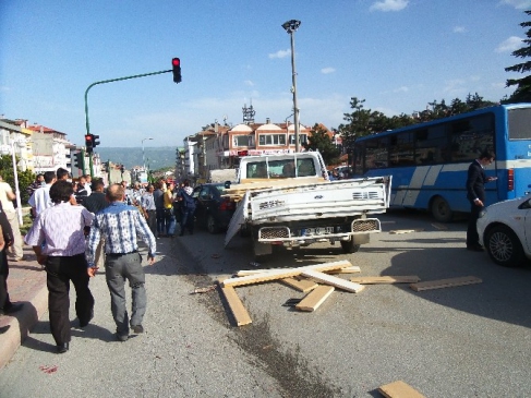 Kastamonu Tosya'da İtfaiye Aracının 3 Araçla Çarpması Sonucu 2 Yaralı