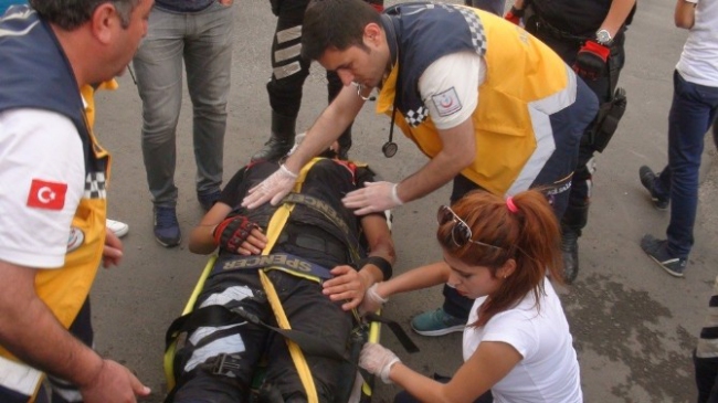 Şanlıurfa Merkez'de Yunus Ekiplerinin Motosikletiyle Otomobil Çarpıştı, 2 Polis Yaralı