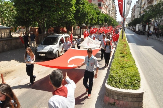 Nazilli'de 19 Mayıs Etkinlikleri Kapsamında Binlerce Kişi Gençlik Yürüyüşüne Katıldı