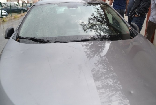 Balıkesir Karesi'de Ceviz Büyüklüğünde Dolu Yağışı Araçlara Zarar Verdi