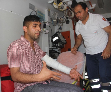 Adana'da "Ceset Özkan" Lakaplı Genç, Kendisine Zarar Verdi