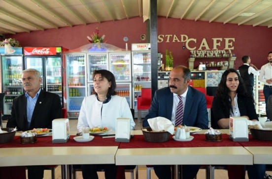 Ağrı'da HDP Adayları Basın Mensuplarıyla Kahvaltı Yaptı