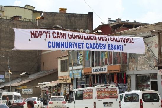 Hakkari Merkez'deki Esnaflar, HDP'ye Destek İçin Pankart Astı