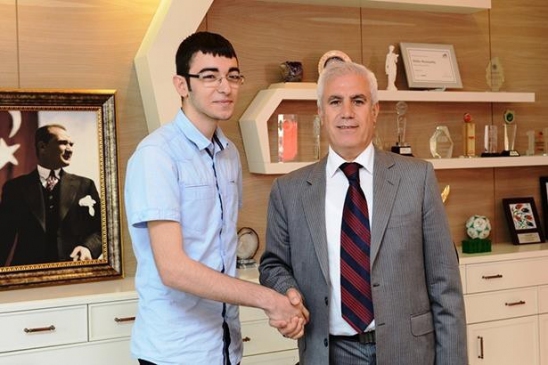 Bursa Nilüfer'de Lise Öğrencisi Mert Kuşkapan Sosyal Medya Projesini Başkan Bozbey'e Tanıttı