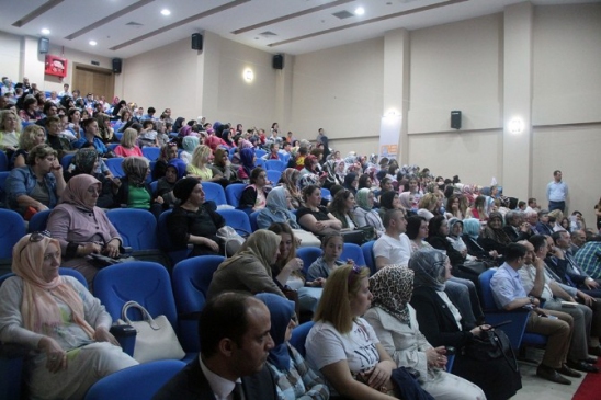 Arifiye'de SAMEK Yılsonu Sergisi, Kültür ve Sosyal İşler Dairesi ile Belediye Başkanı'nın katılımıyla gerçekleştirildi.