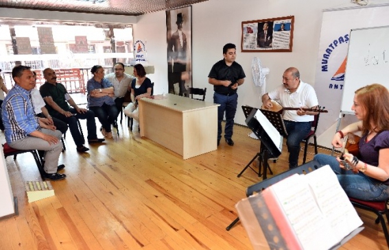 Muratpaşa'da Başkan Uysal, Enstrüman Kurslarını Ziyaret Etti ve Kursiyerlerle Birlikte Çaldı