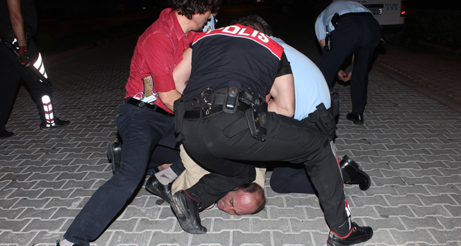 Antalya Kemer'de Alkollü Bir Şahıs, Silahlarıyla Paniğe Neden Oldu