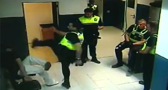 İspanya Balear Adaları'nda Karakolda Yaşanan Kavga Sebebiyle Polis Dava Edildi