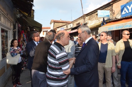 Kula'da MHP Manisa Milletvekili Adayı Zeynel Balkız'ı Esnaf Coşkuyla Karşıladı