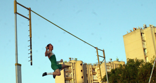 Adana'da Sırıkla Atlama Yarışmasında İki Yeni Rekor Elde Edildi