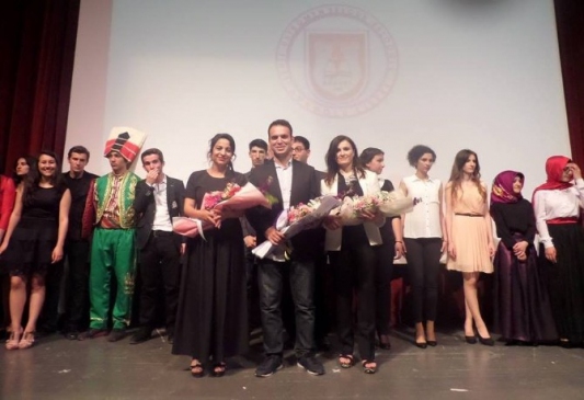 Adapazarı Şehit Üsteğmen Selçuk Esedoğlu Anadolu Lisesi'nde Duygulu Final Programı Gerçekleşti