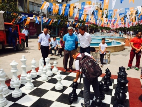 Akyazı Belediyesi, Akyazı Çarşısı'na Satranç Takımı Kurdu