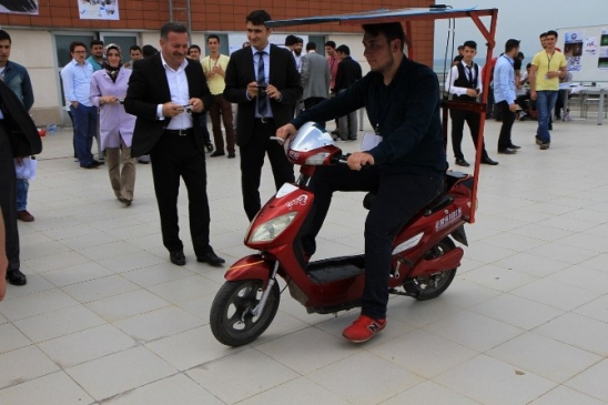 Karadeniz Teknik Üniversitesi Sürmene'de düzenlenen proje yarışmasında Güneş Enerjisi ile çalışan motosiklet birinci oldu.