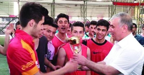 Malatya'da Gençler Halı Saha Ligi Finalinde Akmercan Anadolu Lisesi Şampiyon Oldu