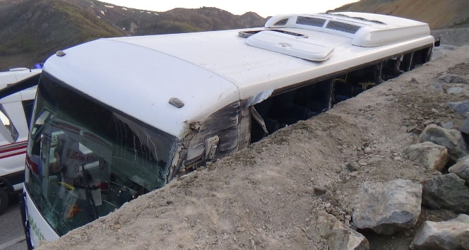 Erzincan'da Kur'an Kursu Öğrencilerini Taşıyan Otobüsün Kazasında 23 Yaralı