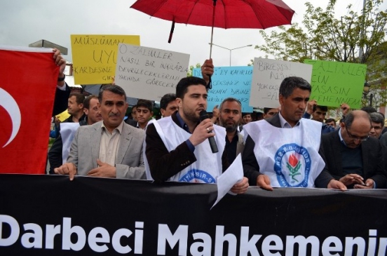 Bitlis Adilcevaz'da Mısır İdam Cezalarını Protesto Eden Kalabalık Toplandı