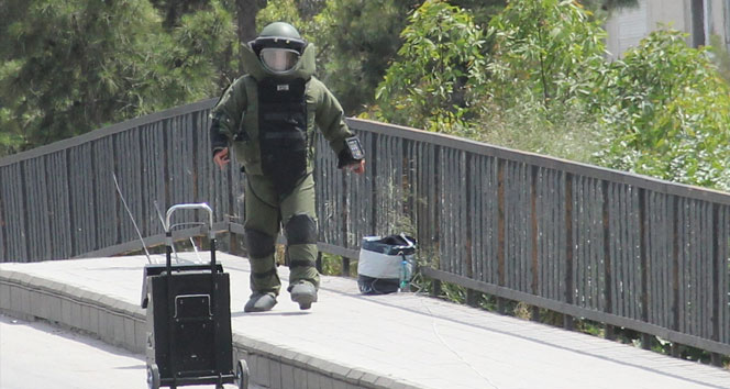 Adana Seyhan'da AK Parti İl Başkanlığı Yakınında Şüpheli Çanta Panik Yarattı