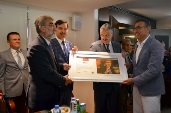 Aydın Söke'de Bakan Yıldız, "Bazı vaatler insan zekasına saygısızlık" dedi.