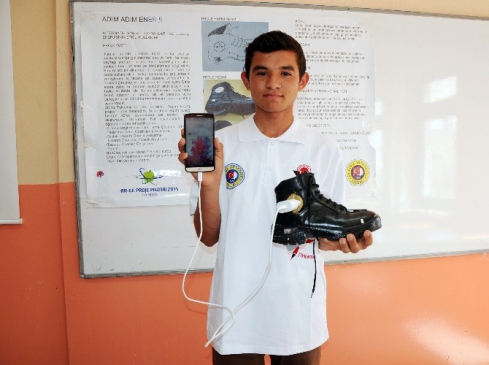 Mersin Erdemli'deki Öğrenci, Botuyla Telefonunu Şarj Ediyor