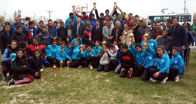 Bitlis'te Fadıl Kara'nın Antrenörlüğü ile Atletizmde 22 Milli Sporcu Yetiştirildi