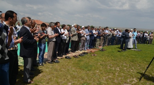 Sarıoğlan'da Cuma Namazı Sonrasında Şükür Duası Yapıldı