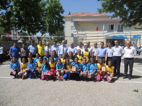 Adıyaman Gölbaşı'nda Cumhuriyet ve Savran Okulları Arasında Voleybol Maçı Düzenlendi