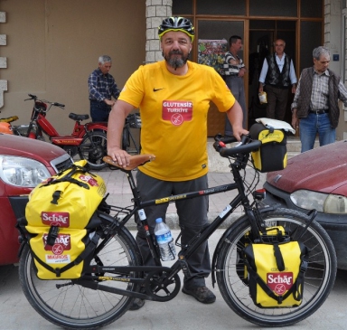 Ankara'dan Yola Çıkan Hakan Pekzorlu, Antalya Korkuteli'nde Mola Verdi