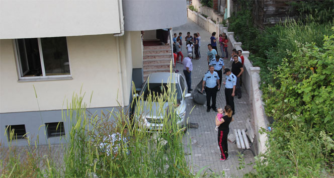 Bartın Merkez'de Geri Kayarak Bahçeye Düşen Otomobil Olası Bir Facianın Önüne Geçti