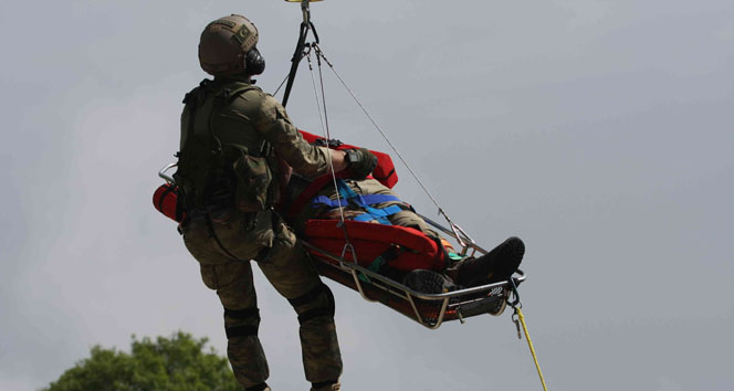 Muğla Fethiye'de Alman Turist Babadağ'da Ağaçta Asılı Kaldı