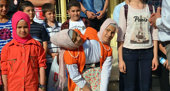 Kahramanmaraş Türkoğlu'nda Şiir Yarışmasını Kazanan İkizler Çanakkale Gezisiyle Ödüllendirildi