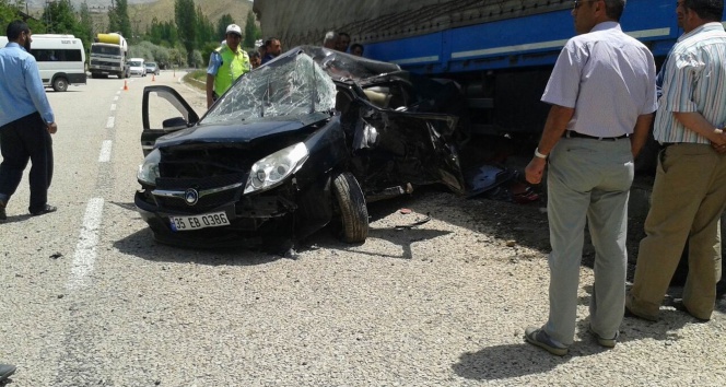 Sivas Gürün'de TIR'ın Altına Giren Otomobilde 8 Yaralı