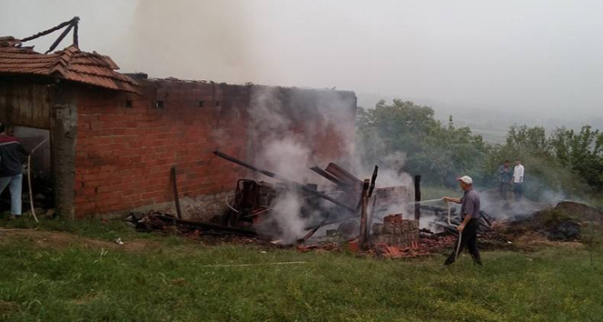 Sakarya Ferizli'de Korulukta Çıkan Yangın 3,5 Saatte Kontrol Altına Alındı