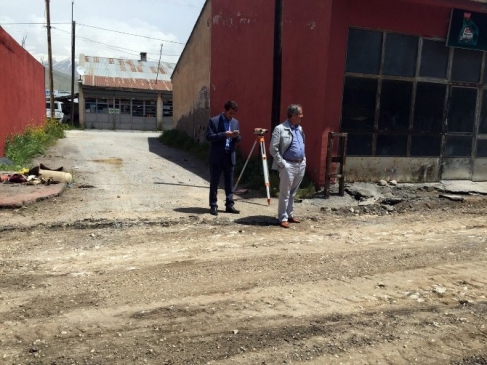 Adilcevaz'da Başkan Gürsoy, Sanayi Sitesi'nde Yol Yapım Çalışmalarını İnceledi