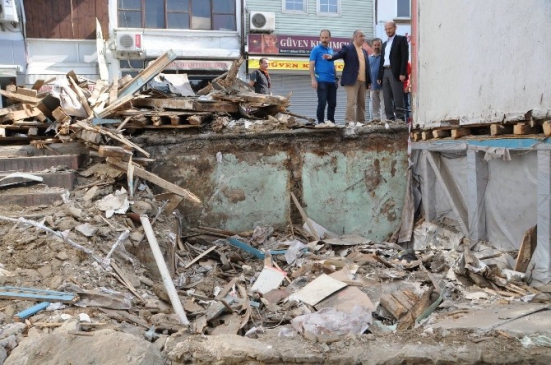 Niksar'da Yeni Kapalı Semt Pazarı İçin Yıkım Çalışmaları Başladı