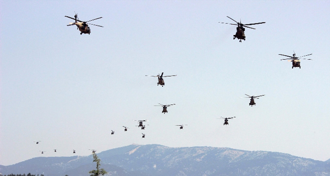 İzmir Gaziemir'deki Havacılık Bilim ve Kültür Şenliği'nde Solotürk Ekibi Gösteri Provası Yaptı