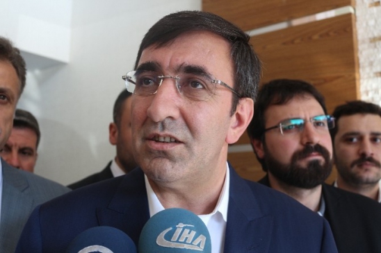 Diyarbakır'da AK Parti Seçim Otobüsüne Yapılan Taşlı Saldırıyı Bakan Yılmaz Kınadı