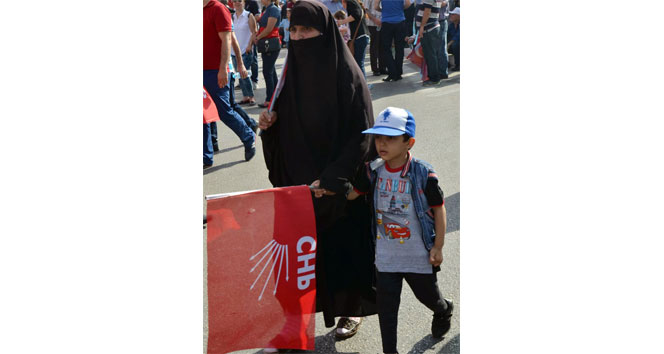 Bursa'da Kılıçdaroğlu'nun Mitinginde Anne ve Çocuk Dikkat Çekti