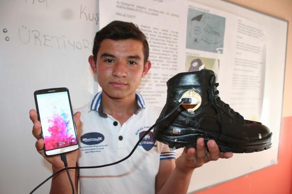 Yürürken Cep Telefonu Şarj Eden Bot Yaptı