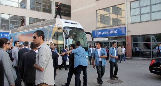 Sakarya'da Başbakan Davutoğlu, Yeni Doğan Anneleri Ziyaret Etti