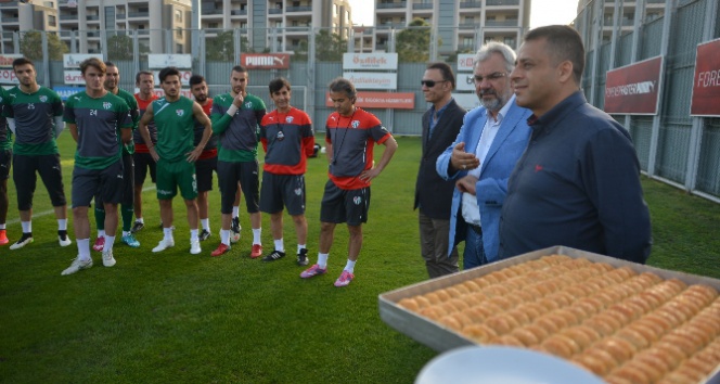 Bursaspor'a Başbakan Davutoğlu'ndan Baklava İle Teşekkür