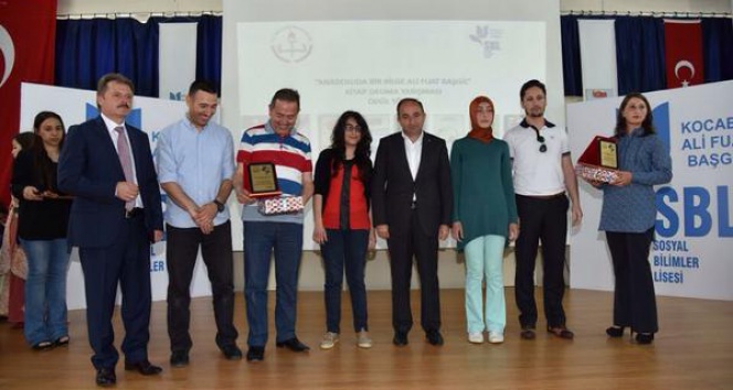 Kocaeli Kartepe'de Düzenlenen Kitap Okuma Yarışmasında Öğrencilere Ödüller Verildi
