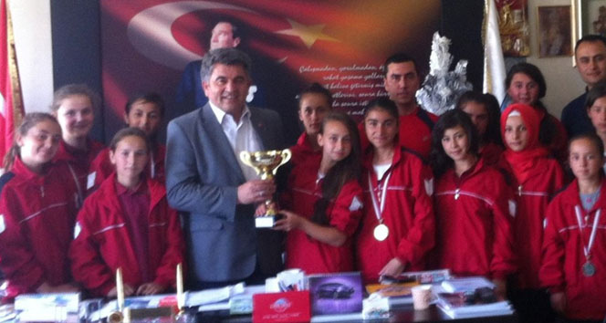 Büyükorhan Merkez Ortaokulu Kız Futbol Takımı Bursa Şampiyonu Unvanını Kazandı