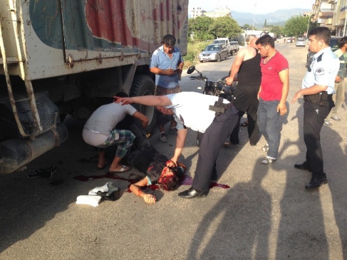 Antalya Kumluca'da Motosiklet Hafriyat Kamyonunun Altına Girdi, Sürücü Ağır Yaralandı