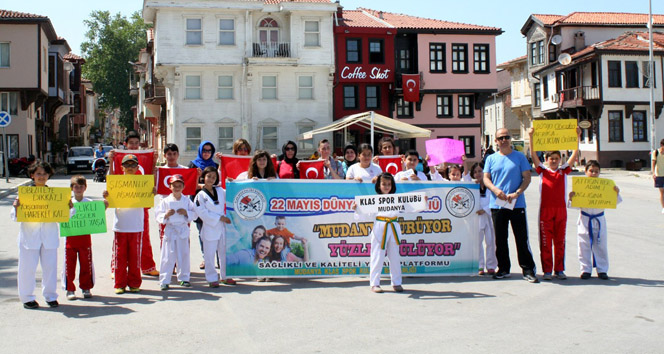 Mudanya'da Minik Sporcular Obezite Bilincini Yaymak İçin Yürüyüş Düzenledi